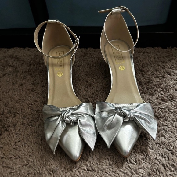 Women’s ASOS Kitten Heels With Bows Size 8 Pointed Toe Silver Shoes - Picture 1 of 5